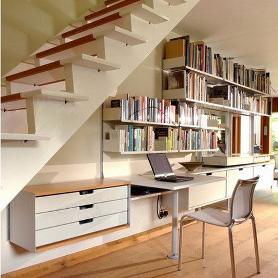 bureau et etagere sous escalier