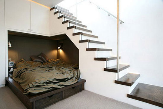 un lit sous escalier