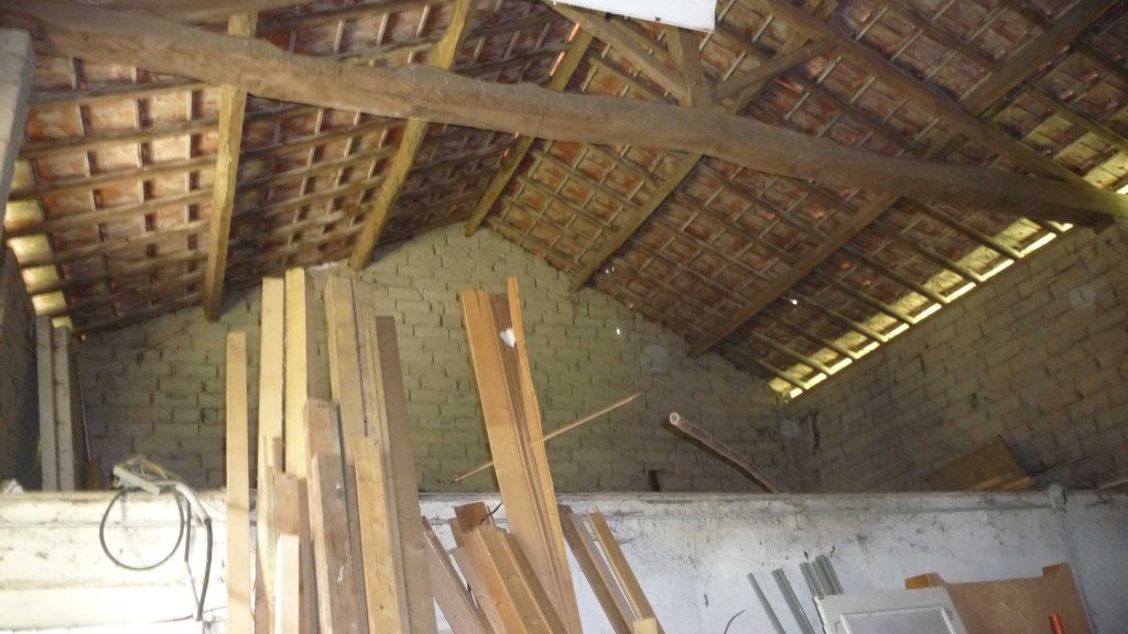 interieur ferme vue sur la grange